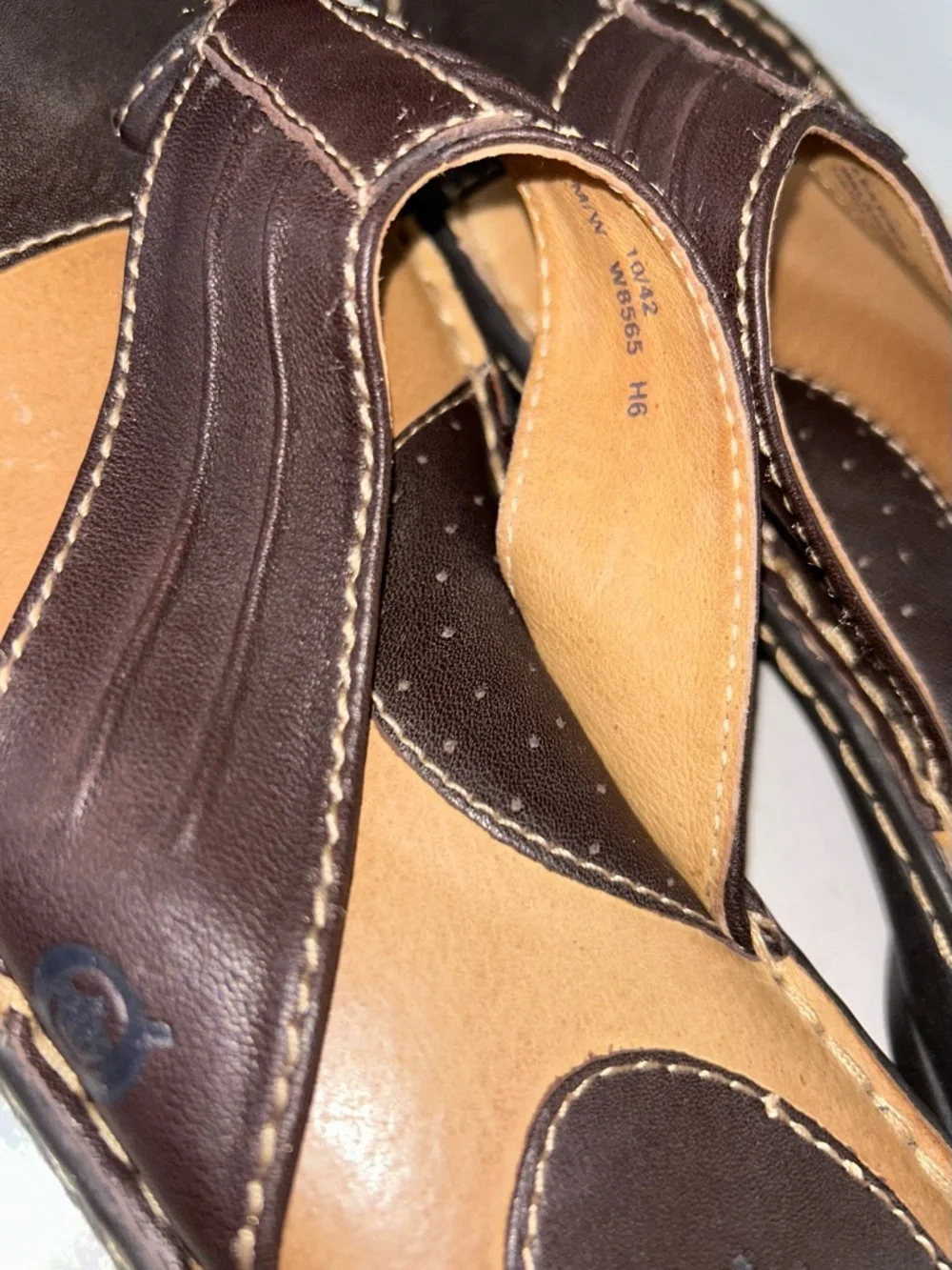 NWOB Born Woman’s Brown Leather Thong Flip Flop Sandal - Picture 5 of 10